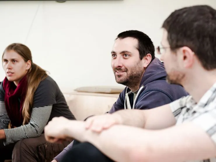 Bild von Mitarbeitern in einem Meeting