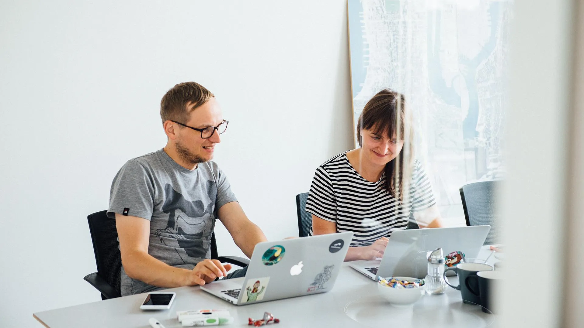 Bild zweier Mitarbeiter bei der Arbeit