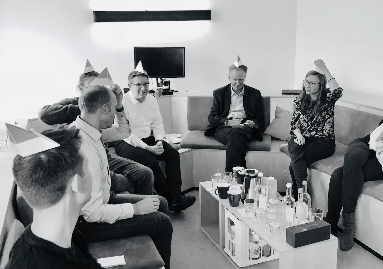 Team arbeitet mit Thinking-Hats-Methode an gemeinsamer Priorisierung digitaler Produktentwicklung