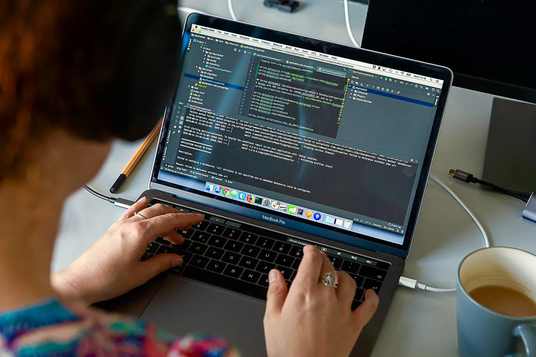 Entwicklerin programmiert gemeinsam mit dem Team eine skalierbare Softwarelösung in Hamburg