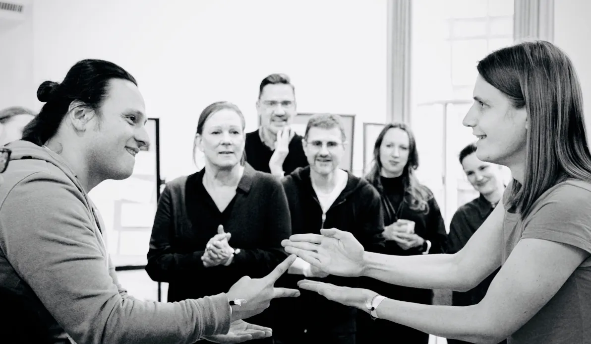 Team bei mindmatters Hamburg spielt Stein-Schere-Papier – Sinnbild für Zusammenarbeit, Vertrauen und agile Softwareentwicklung