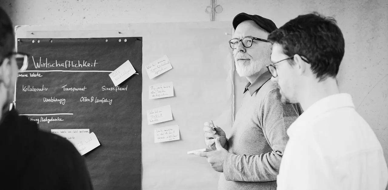 Team bei User Research: Kolleg:innen interviewen Nutzer:innen und halten Erkenntnisse fest