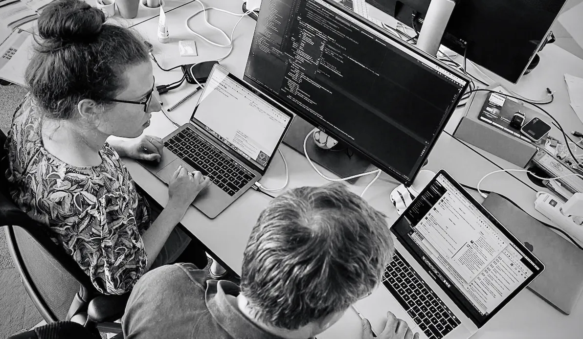 Ein Entwickler-Duo bei mindmatters arbeitet an der Umsetzung digitaler Softwarelösungen