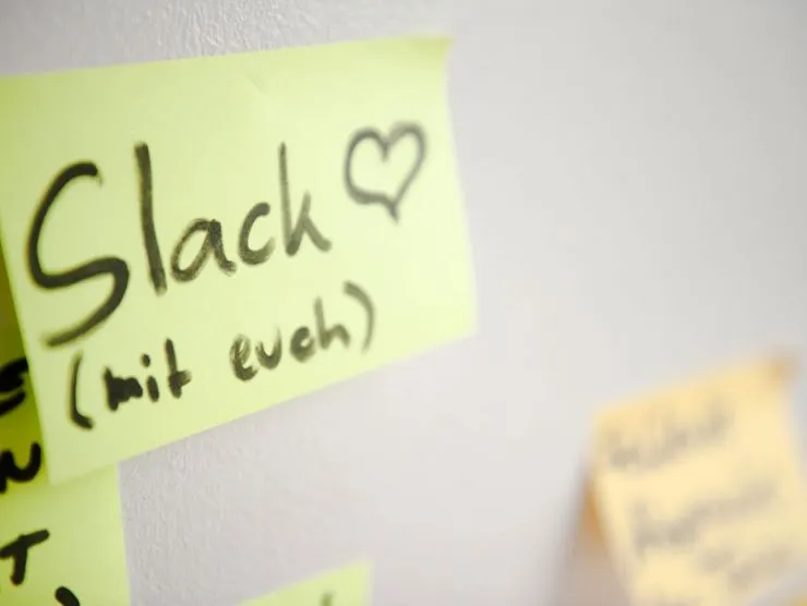 Bild eines Post-Its mit der Aufschrift "Slack"