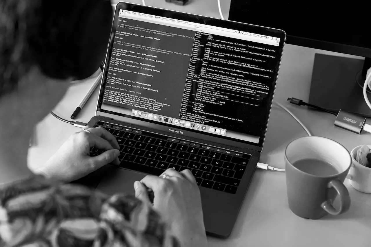 Softwareentwicklerin schreibt Code auf Laptop – individuelle Softwareentwicklung in Hamburg