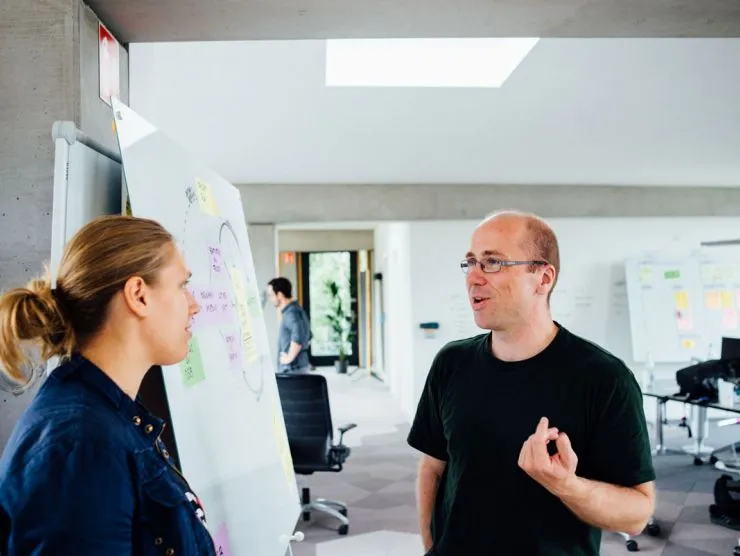 Bild zweier Entwickler vor einem Whiteboard