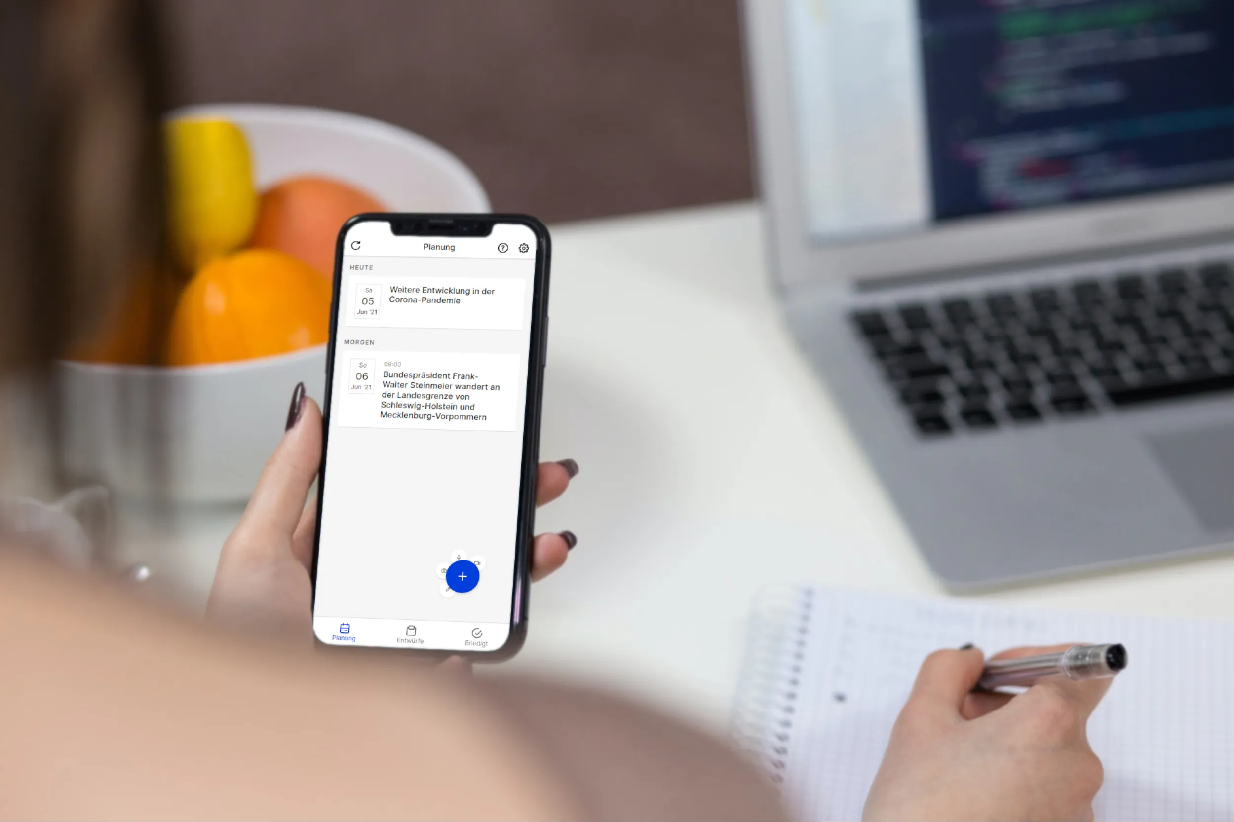Smartphone mit Reporter-App – strategische Softwarelösung als Wettbewerbsvorteil